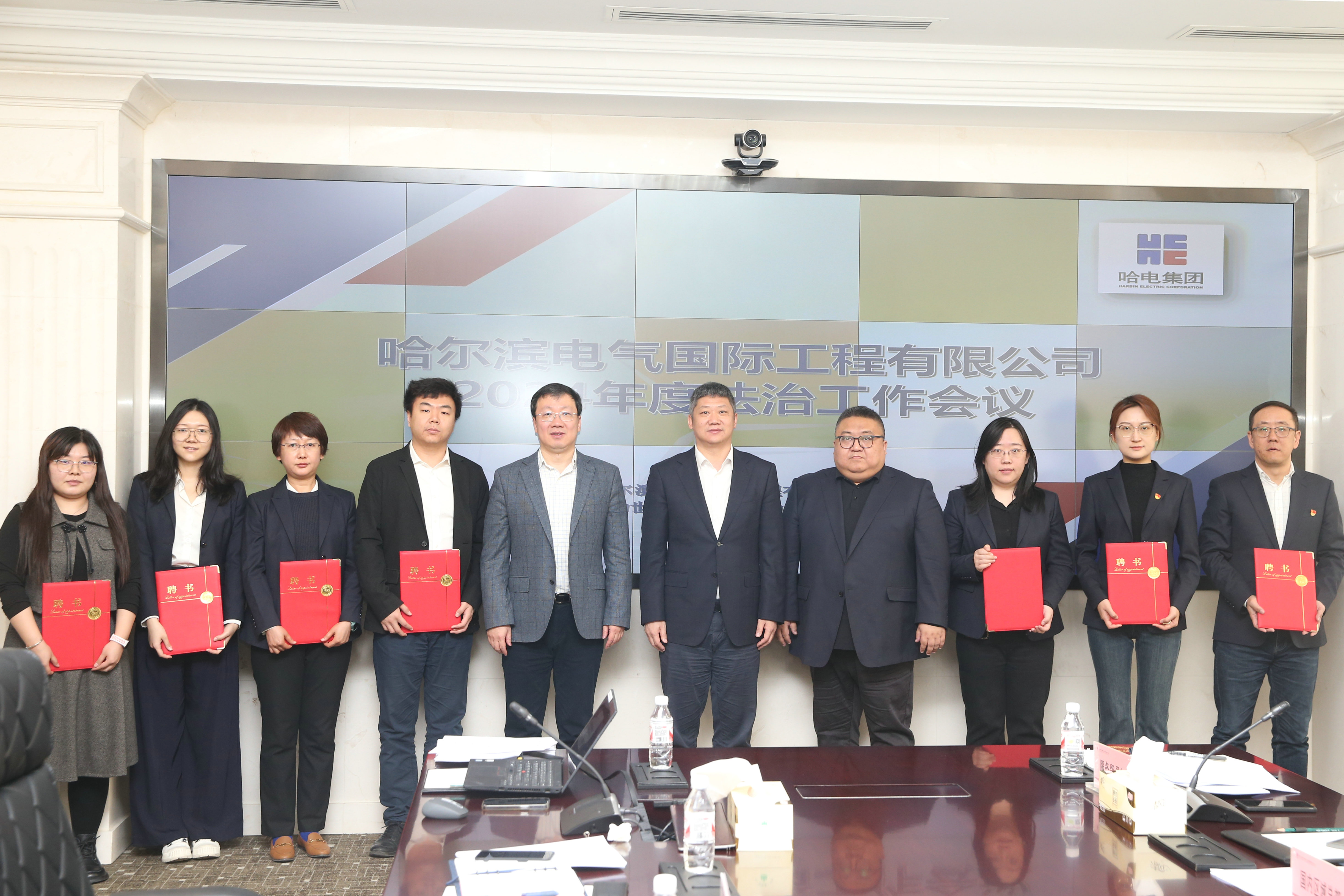 BB贝博艾弗森国际为部分重点部门法律顾问颁发聘书.jpg BB贝博艾弗森国际为部分重点部门法律顾问颁发聘书.jpg